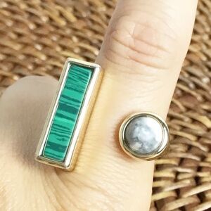 CN Malachite Rectangular Inlaid Green and White Ring Gold Toned Size 8